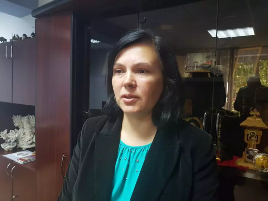 FOTO/ Angajată a Protecției Copilului Vaslui, bătută lângă Tribunal de mama unor copii scoși din familie de instituție