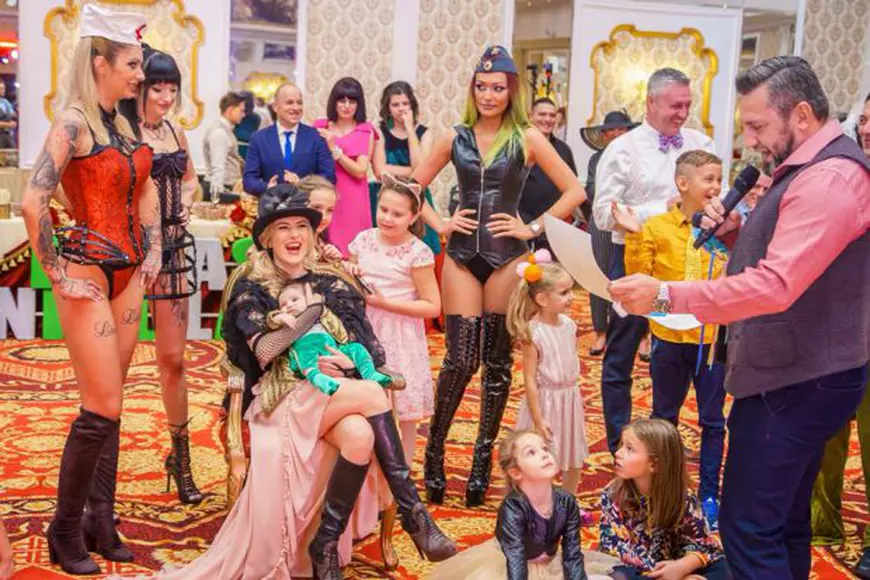 Video EXCLUSIV/ Moment inedit la botez. Ursitoare atipice pentru băiețelul lui Cornel Păsat: un medic, un fost angajat al Legiunii Străine și-un controlor de trafic aerian