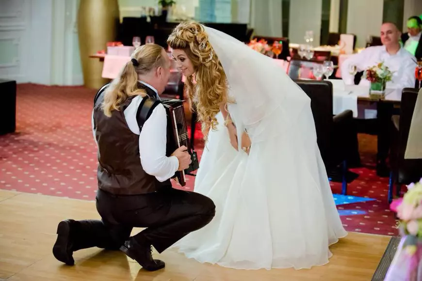 Vali Crăciunescu și-a făcut nevasta prințesă, la Disneyland. I-a promis o nuntă ca-n basme, s-a ținut de cuvânt!