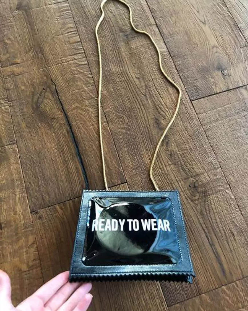 Accesoriul afișat de Delia a stârnit controverse. "Prezervativ 100%"