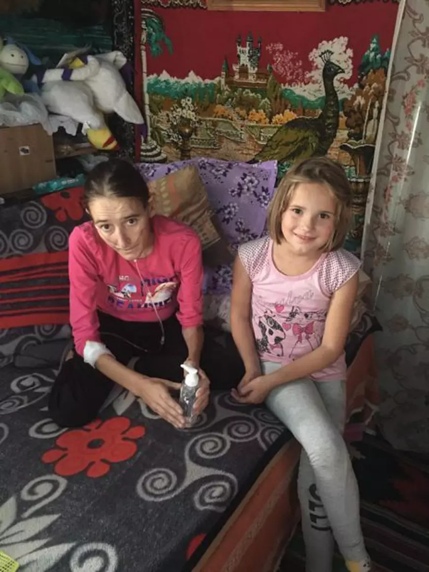 Drama fetiței din Iași care are grijă de părinții ei grav bolnavi