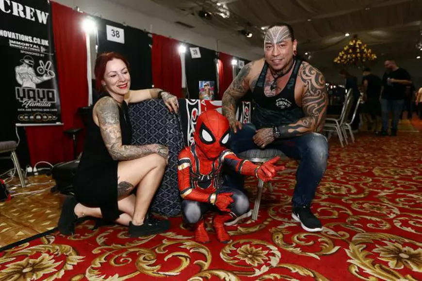 VIDEO/ Bărbatul cu cele mai multe piercinguri din lume a venit la București! Rolf Buchholz are 453 de cercei înfipți în tot corpul