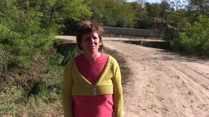 FOTO/ Angajată a Protecției Copilului Vaslui, bătută lângă Tribunal de mama unor copii scoși din familie de instituție