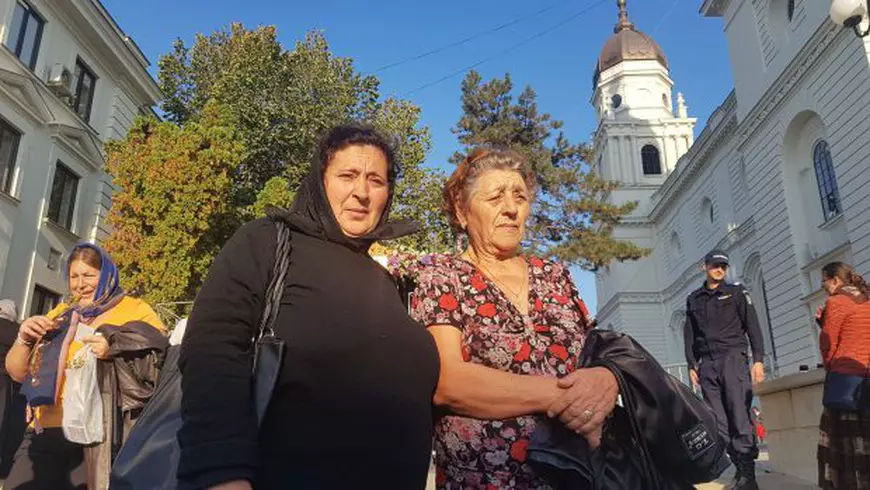 GALERIE FOTO/ Credincioșii suportă orice pentru că ”îi întărește Dumnezeu”. 2,5 kilometri de coadă la moaște, viteză 1000 de pelerini pe oră!
