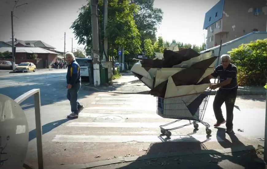 VIDEOREPORTAJ/ ”Familia tradițională” de pe Aleea Livezilor. În ziua referendumului, oamenii din Ferentari își cară aceleași cruci: sărăcia, mizeria, drogurile, prostituția