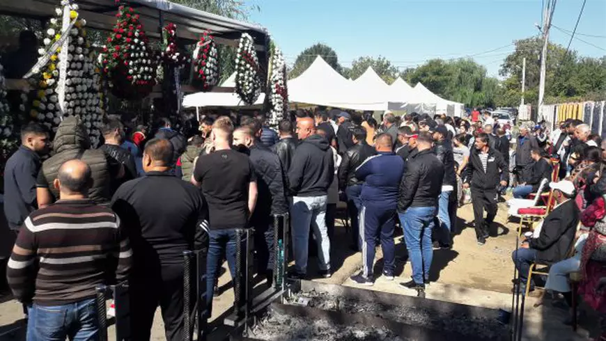 VIDEO | Camioane de flori, râuri de lacrimi şi manele de jale  la înmormântarea "Faraonului"