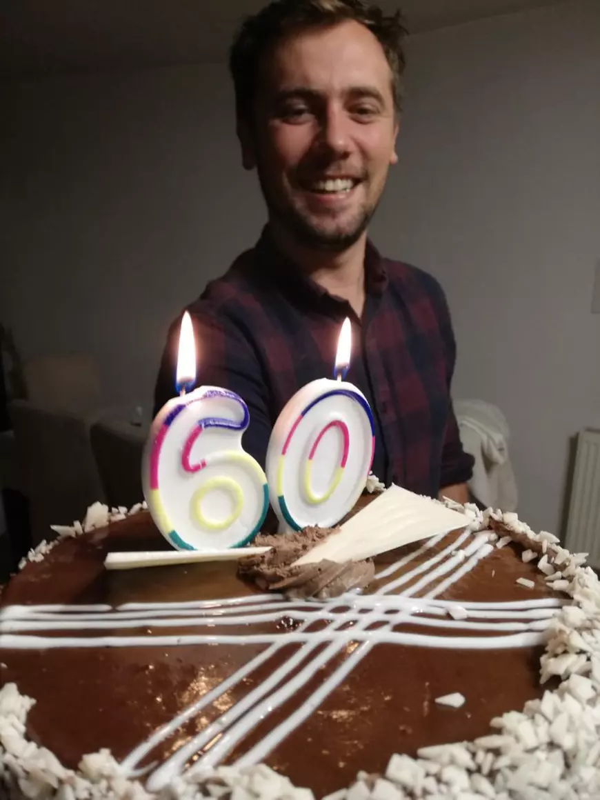 Petrișor Tănase a împlinit 60 de ani. Primul bucătar care a devenit celebru la TV și-a făcut tortul aniversar