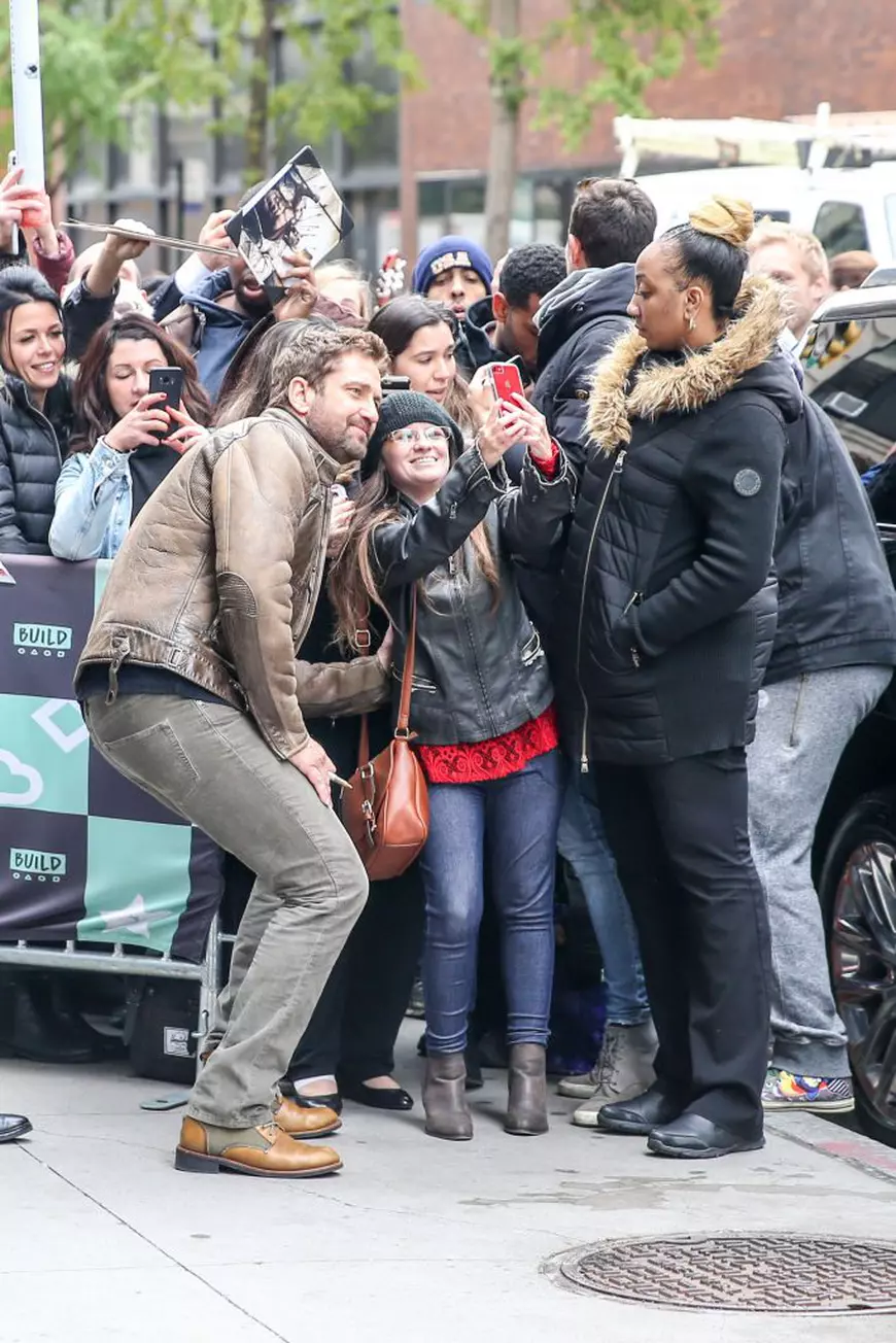 Gerard Butler, asaltat de fani. Cum a reacționat fostul iubit al Mădălinei Ghenea