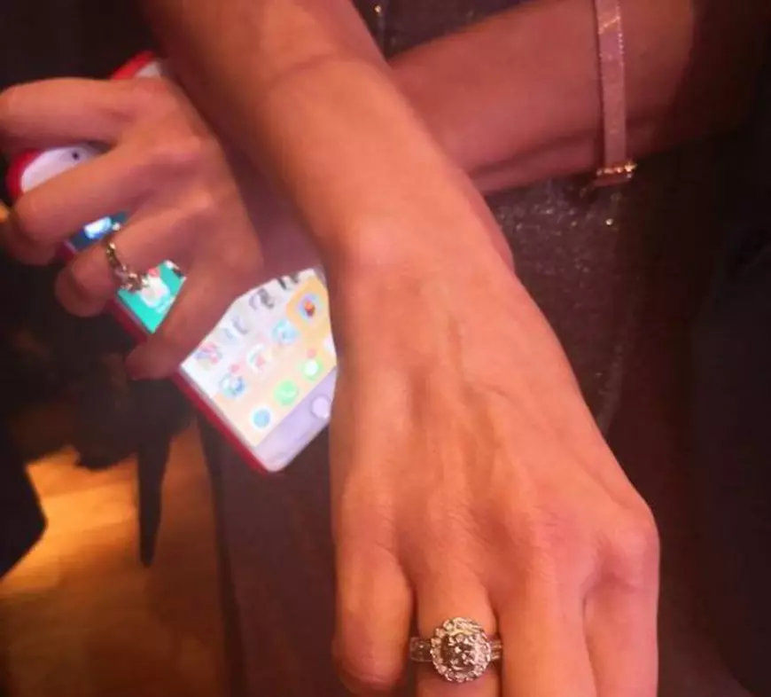 VIDEO/Anca Serea poartă o avere pe deget. "E un inel vechi de 200 de ani, cu diamant de culoarea șampaniei!"