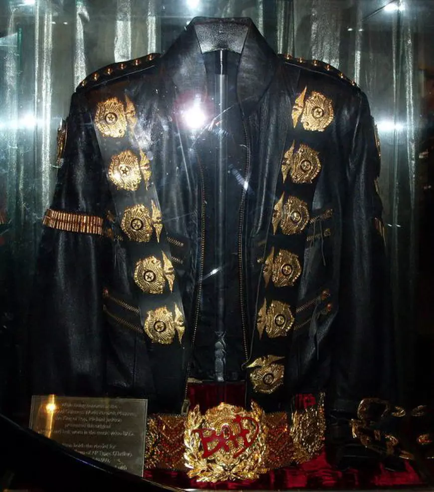 Jacheta neagră purtată de Michael Jackson în turneul 