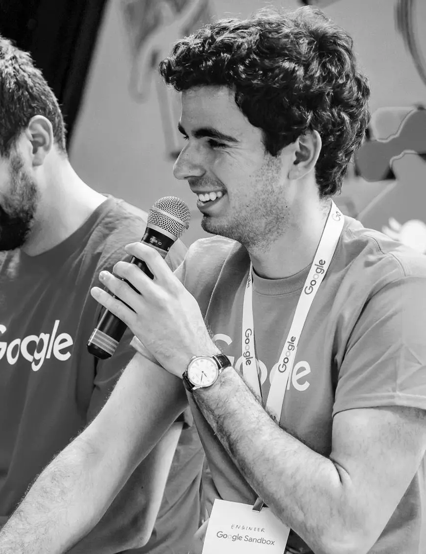 EXCLUSIV/ Libertatea a vorbit cu românul care a petrecut cu bossul Facebook pe un portavion. La doar 26 de ani, Andrei Antonescu a lucrat la marile companii IT ale lumii