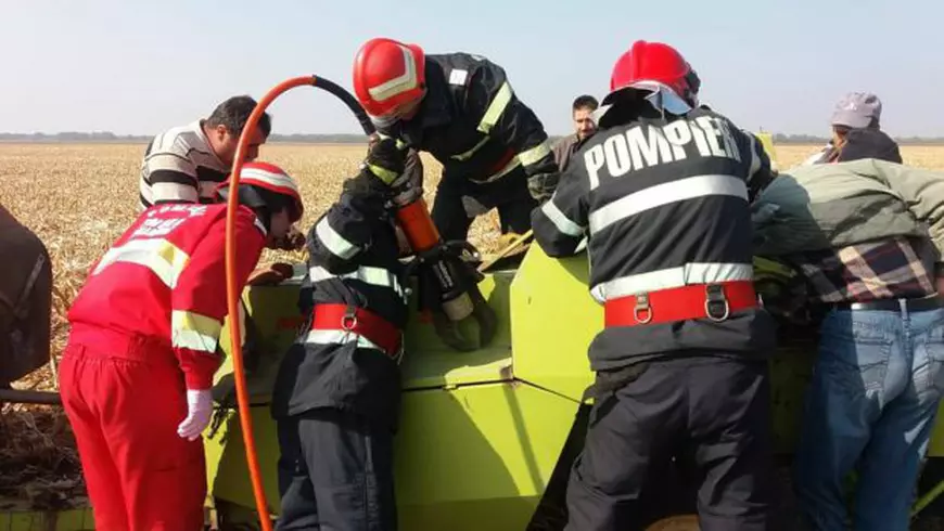Intervenție dificilă a pompierilor militari din Lehliu Gară. Au salvat un bărbat care și-a prins brațul într-un utilaj de făcut baloți/ FOTO