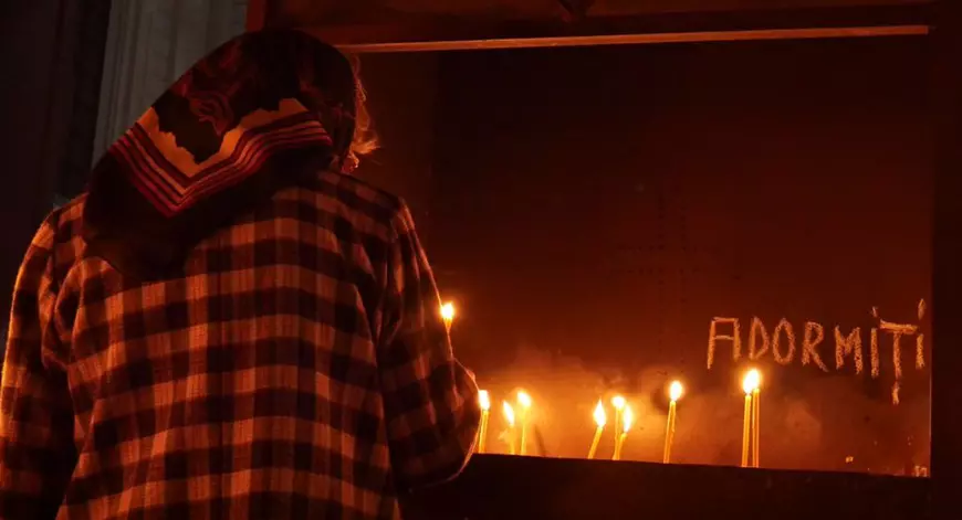 REPORTAJ/ Noaptea la Sfânta Parascheva. Pelerinii și-au adus pături și perne și dorm în catedrală: „Și anul trecut am prins același loc” (FOTO&VIDEO)