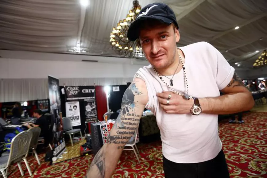 VIDEO/ Bărbatul cu cele mai multe piercinguri din lume a venit la București! Rolf Buchholz are 453 de cercei înfipți în tot corpul