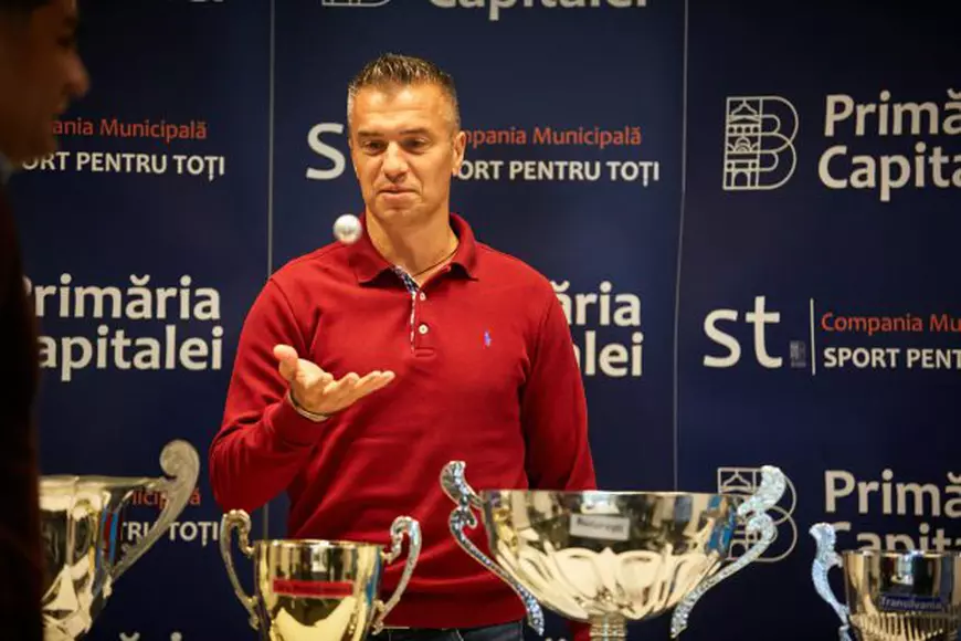 Daniel Pancu, ambasador al Cupei Centenarului, s-a jucat cu mingea ”mică”. A jonglat cu bila