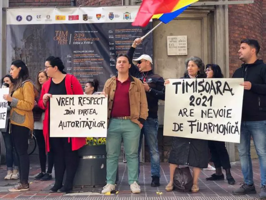 VIDEO&FOTO/ Protest cu tobe și trompete în fața Filarmonicii Banatul din Timișoara. Reclamă modul cum sunt tratați de către conducere