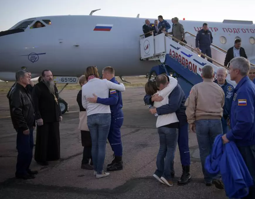 FOTO | Momentul emoționant în care cei doi astronauți din racheta Soyuz, defectată în zbor, și-au revăzut familiile