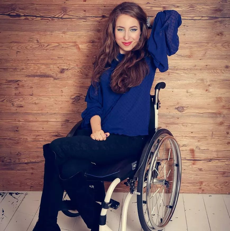 Tinere imoblizate în scaune cu rotile au defilat la Atipic Beatuy Gala