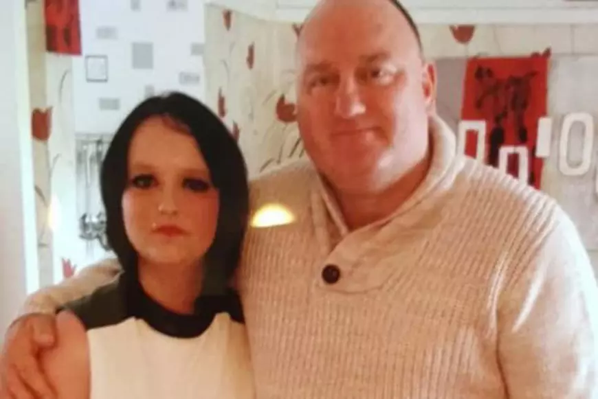 Sarah, alături de tatăl său, pe vremea când erau o familie fericită