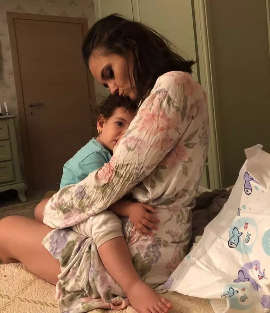 Cristina Șișcanu a stârnit val de critici după ce și-a alăptat fetița în public. Ce i se întâmplă acum. "Nu a mai vrut nicio picătură de lapte de la sân"