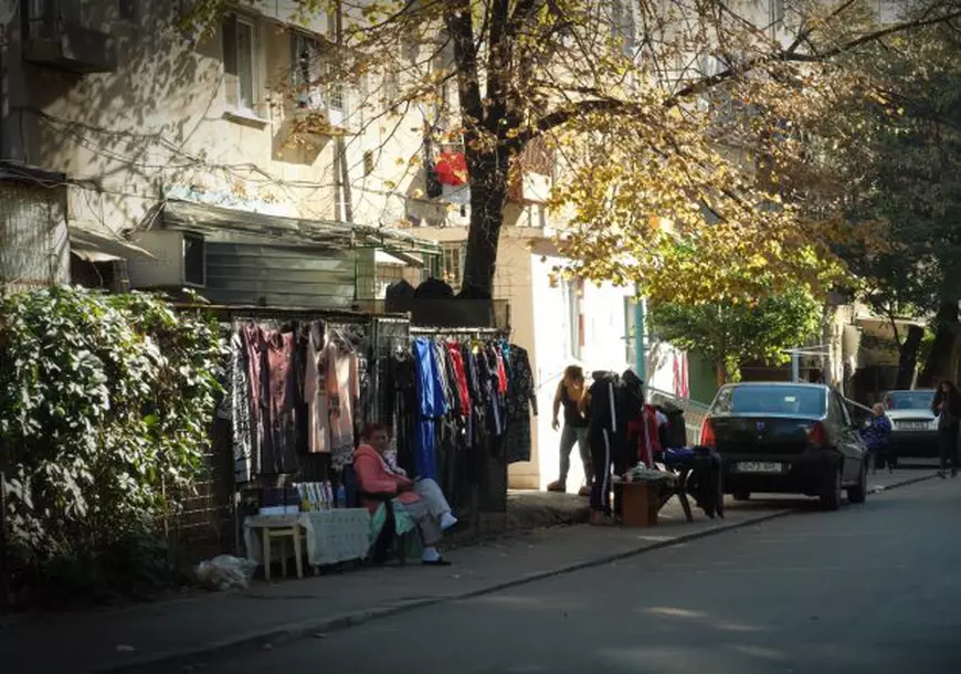 VIDEOREPORTAJ/ ”Familia tradițională” de pe Aleea Livezilor. În ziua referendumului, oamenii din Ferentari își cară aceleași cruci: sărăcia, mizeria, drogurile, prostituția