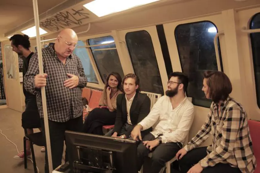 VIDEO/ Teodora Mareș și Adrian Păduraru au jucat aproape gratis în “Coborâm la prima”. Acțiunea are loc după incendiul din Colectiv