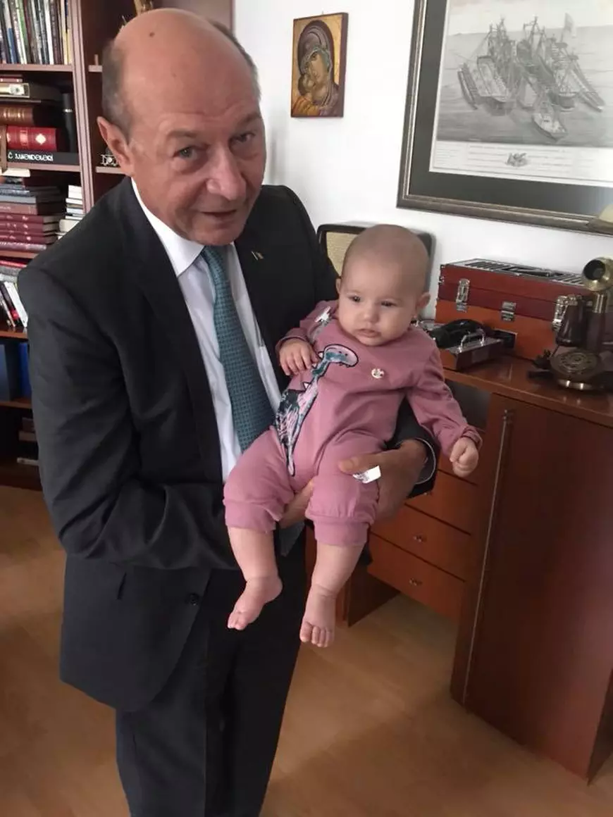 Elena Băsescu și-a botezat astăzi fetița. Petrecerea are loc la un restaurant de lux din Capitală