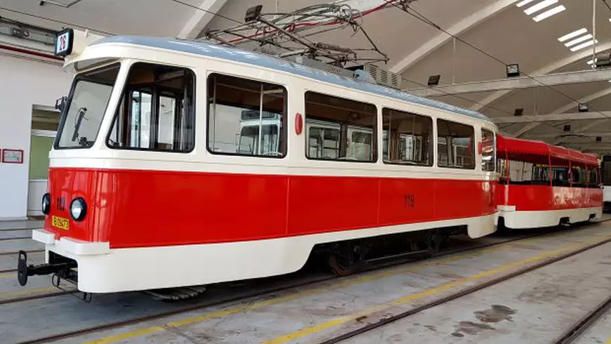 Tramvai de epocă, cu platformă, în depou