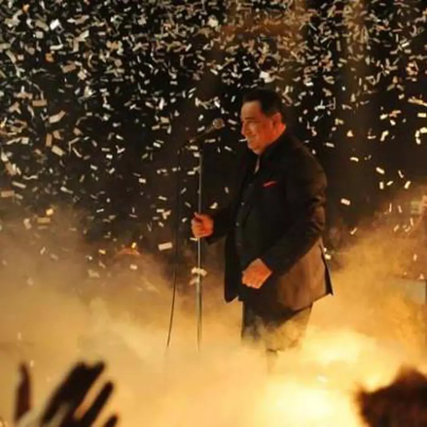 EXCLUSIV/ Pregătiri fără precedent pentru un concert în România:  1000 de farfurii de spart și o tonă de flori pentru starul Greciei, Vasilis Karras