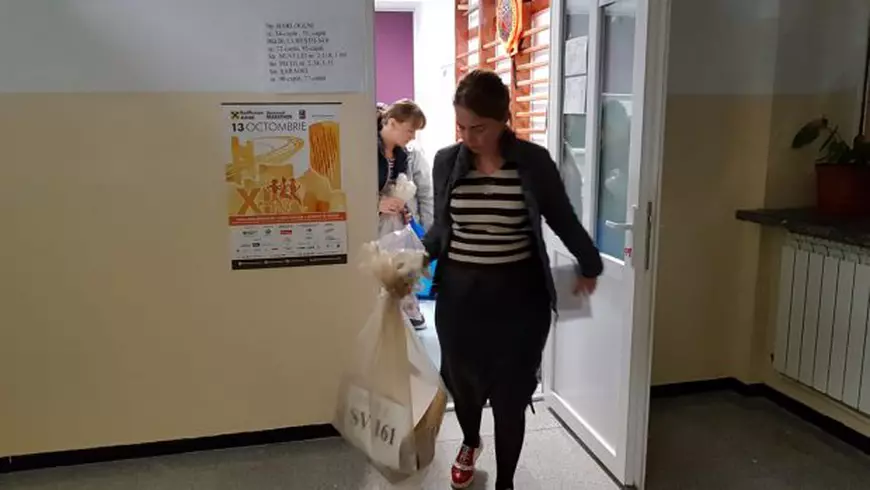 Ce nu s-a văzut la închiderea urnelor la referendum. Am asistat la numărarea voturilor în Secția 161: Buletinele valabile încăpeau lesne într-o pungă