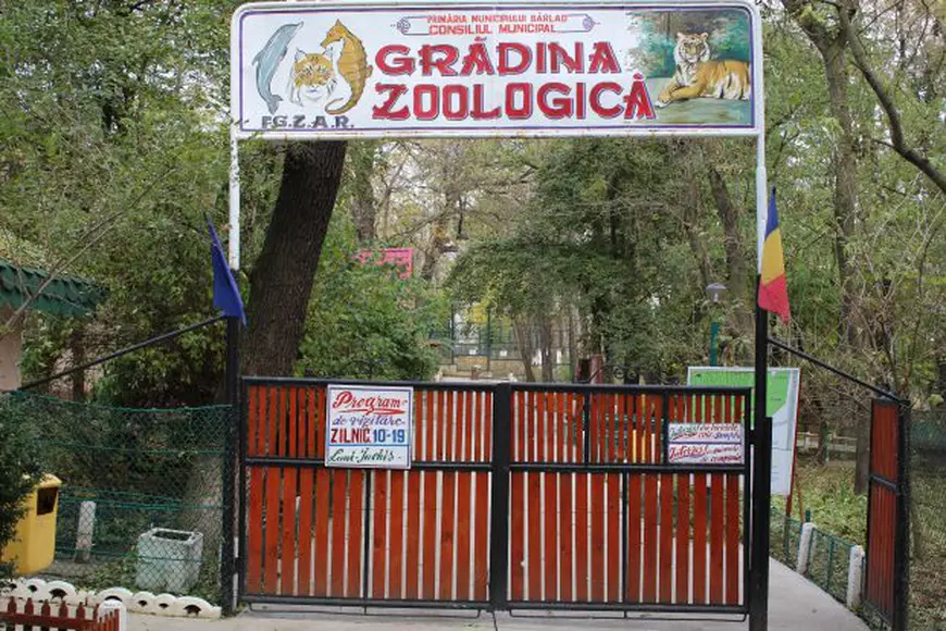 Intrarea de la Grădina Zoologică din Bârlad (FOTO - primariabarlad.ro)