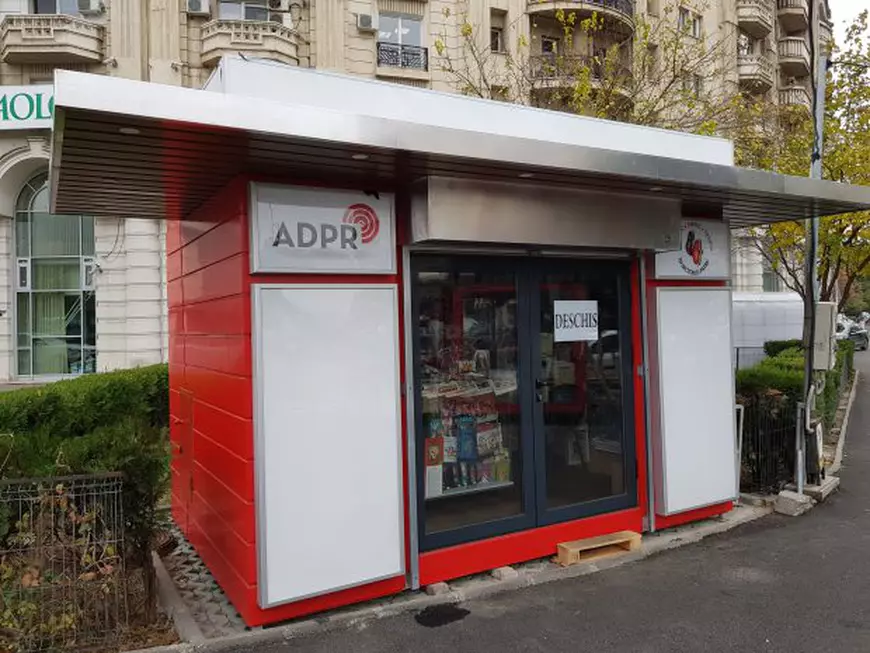 Difuzorii de presă din sectorul 3 vând ziare pe mese din plastic, după ce primăria le-a ridicat chioșcurile