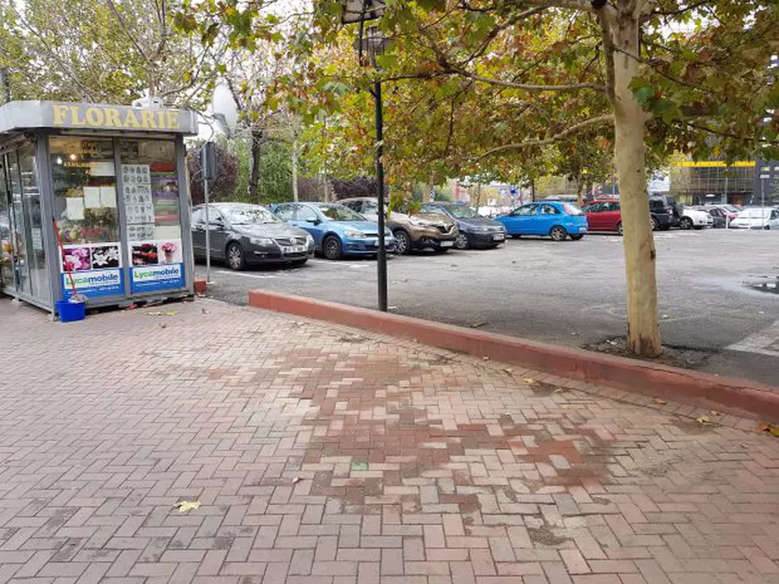 Difuzorii de presă din sectorul 3 vând ziare pe mese din plastic, după ce primăria le-a ridicat chioșcurile