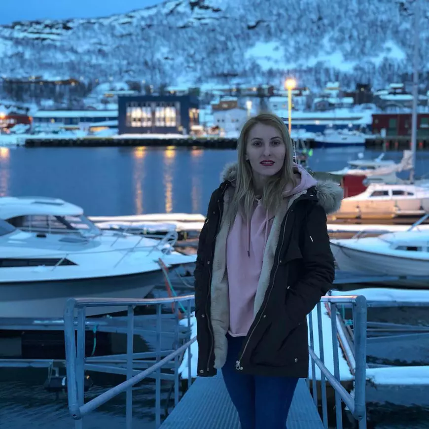 REPORTAJ/Mica Românie de la Cercul Polar. Roxana a terminat Dreptul în ţară, iar acum e în clasa întâi în Skjervøy, Norvegia - VIDEO