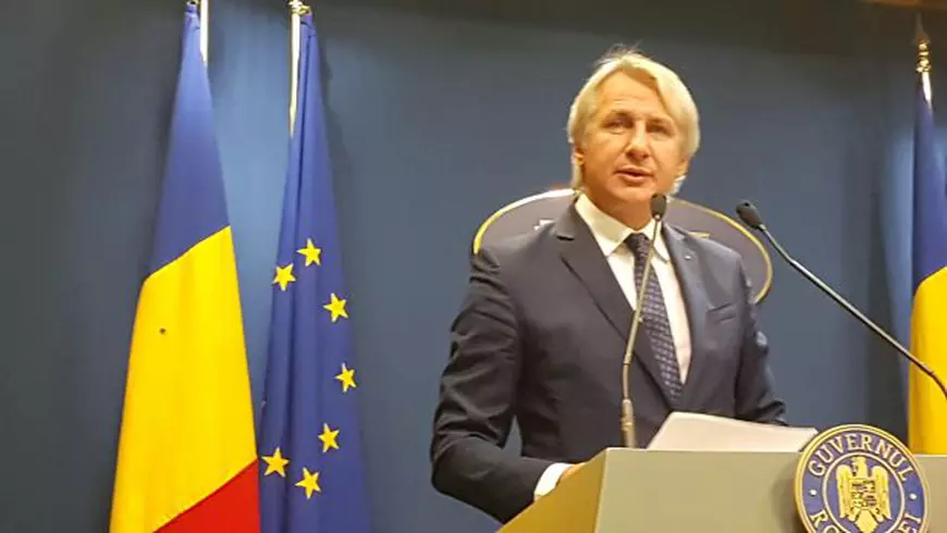 FOTO și VIDEO | Imagini rușinoase la Guvern. Un gândac s-a așezat pe steagul României