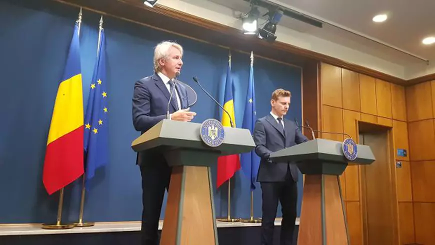 FOTO și VIDEO | Imagini rușinoase la Guvern. Un gândac s-a așezat pe steagul României