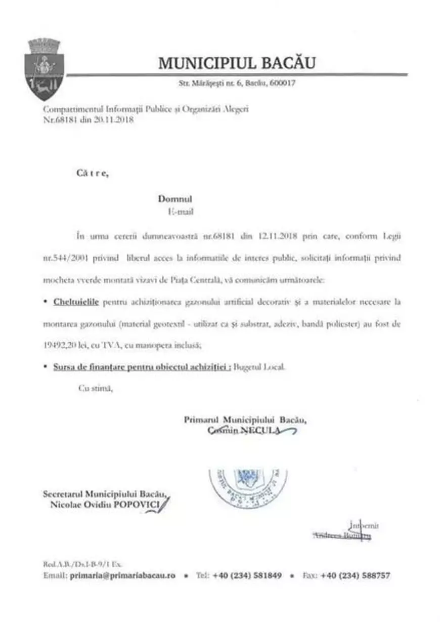 Gazonul de plastic "plantat" la Bacău i-a costat pe locuitori 20.000 de lei, din bugetul oraşului