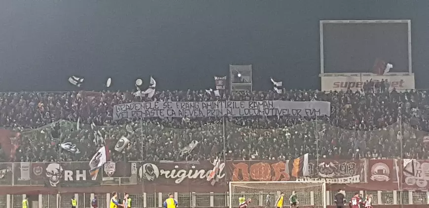 FOTO/Daniel Pancu, în genunchi în fața fanilor rapidiști! Declarație de dragoste pentru suporteri, la ultimul meci oficial pe stadionul Giulești: „De asta nu am jucat la Steaua, la Dinamo, datorită lor!”