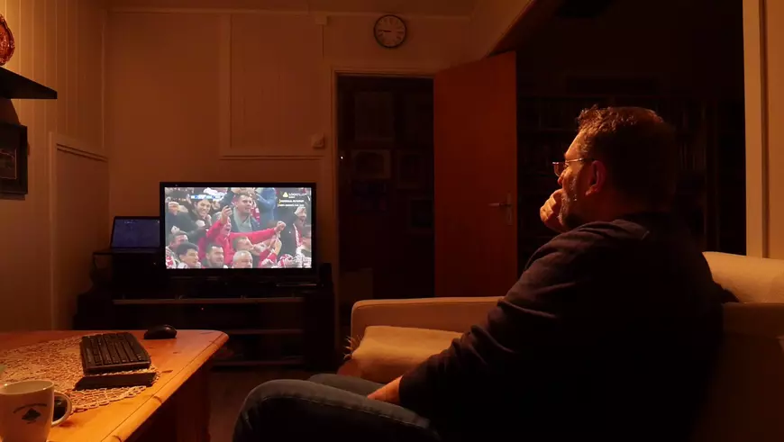 Alexandru Cuc, primul român care a ajuns în Skjervøy, Norvegia. Alex Cuc se uită la meci