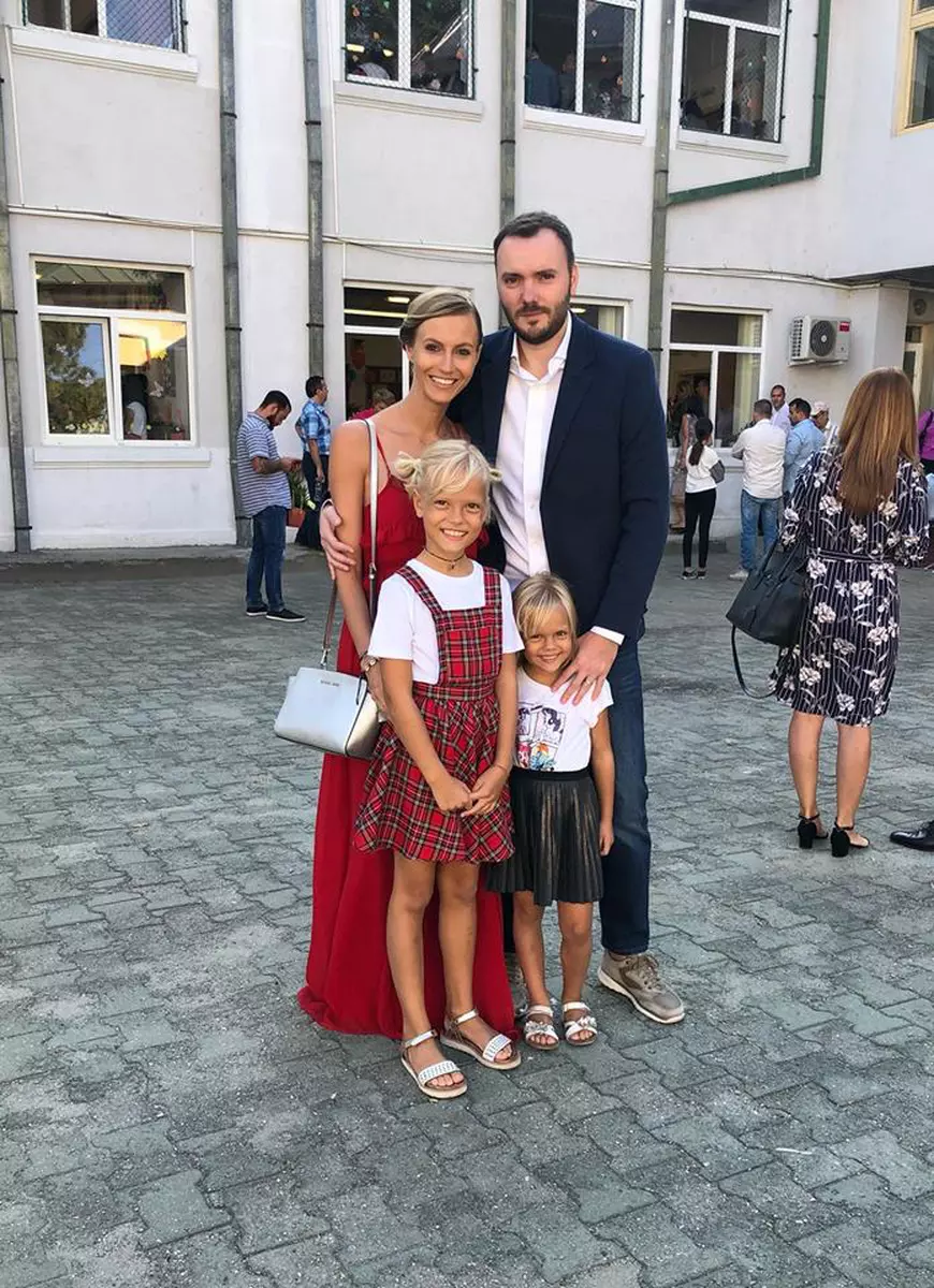 Andreea Perju și-a pus fetițele la muncă