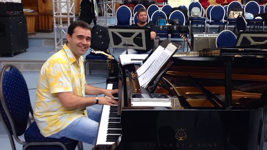 Compozitorul Andrei Tudor înghesuie 100 de artiști într-un cinematograf! Evenimentul e vândut ca aniversar, dar ziua lui e în decembrie!