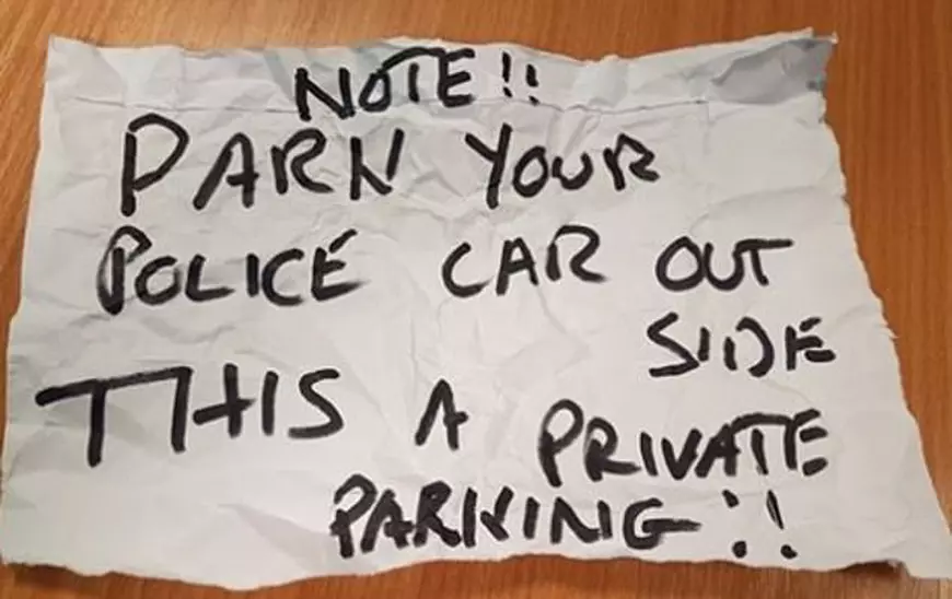 FOTO/ Mesajul halucinant lăsat de un vecin nervos pe mașina de poliție care ocupase un loc de parcare privat. Cum au reacționat polițiștii