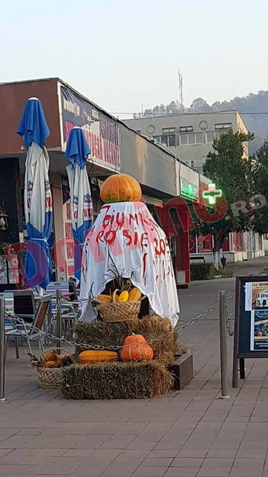 Cum a pus ”Ciuma Roșie” pe cearșaf patronul unui bar din Motru, de Halloween. Locația este chiar vizavi de Parchet, Poliție și Judecătorie