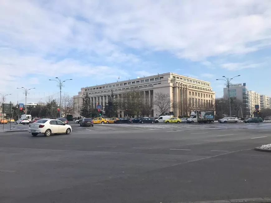 Steagul uriaș al României de pe clădirea Guvernului a fost dat jos, chiar înainte de Ziua Națională. Explicația oficială: „S-a făcut ca urmare a avertizărilor meteo”