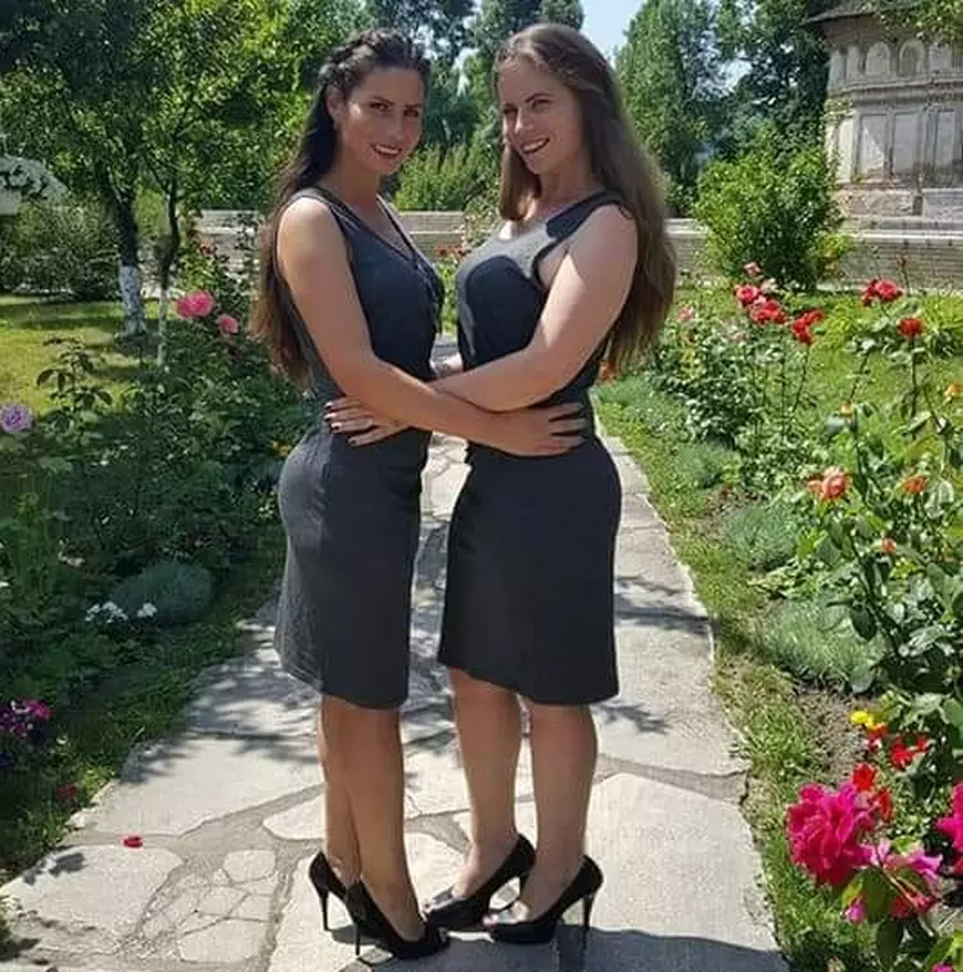 Seamănă ca două picături de apă! Sora Danielei Ploia, confundată des cu solista de muzică populară