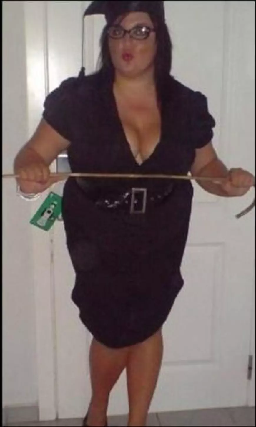 FOTO | Profesoară suspendată de la cursuri, după ce elevii ei au descoperit imagini indecente cu ea pe Facebook. Femeia glumea despre faptul că are ”sânii mari”