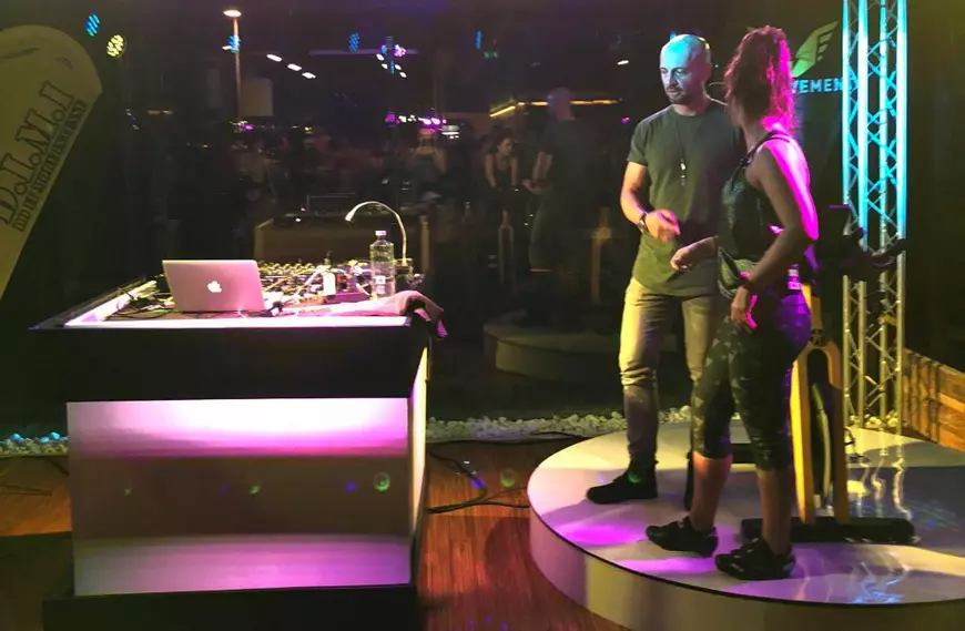 Decăderea DJ-ului Sasha Lopez. Cândva celebru în toată lumea, pune muzică la un club de fitness din București!