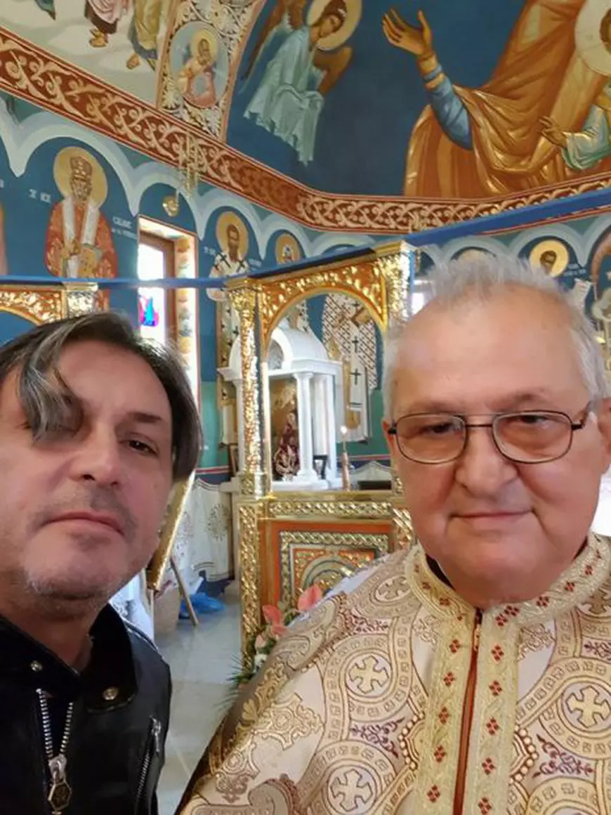 Cornel Galeș merge în pelerinaj și stă de vorbă cu călugării. S-a apropiat de Dumnezeu după moartea Ilenei Ciuculete