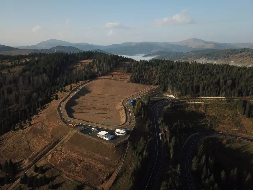 Lupta inegală a localnicilor din Valea Putnei cu sistemul. Au blocat de două ori în instanță construcția gropii de gunoi