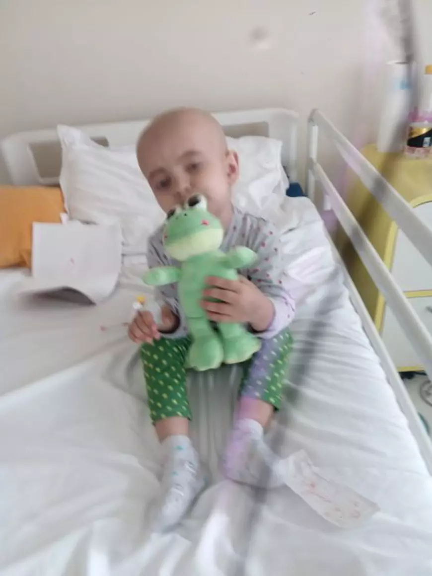 Tratamentul în Italia este singura șansă la viață pentru Maria. Copila de patru ani suferă de o formă agresivă de cancer la cap și are nevoie de 100.000 de euro